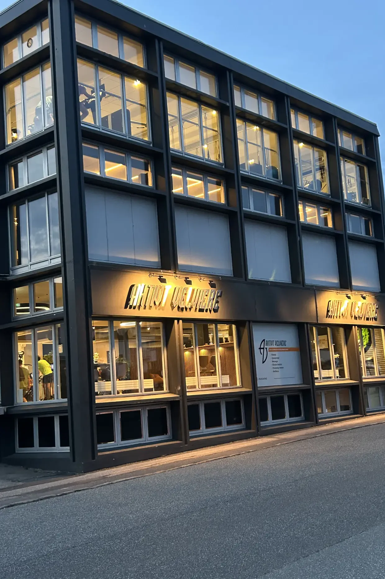 Aktivt Velvære udefra ved aftenlys