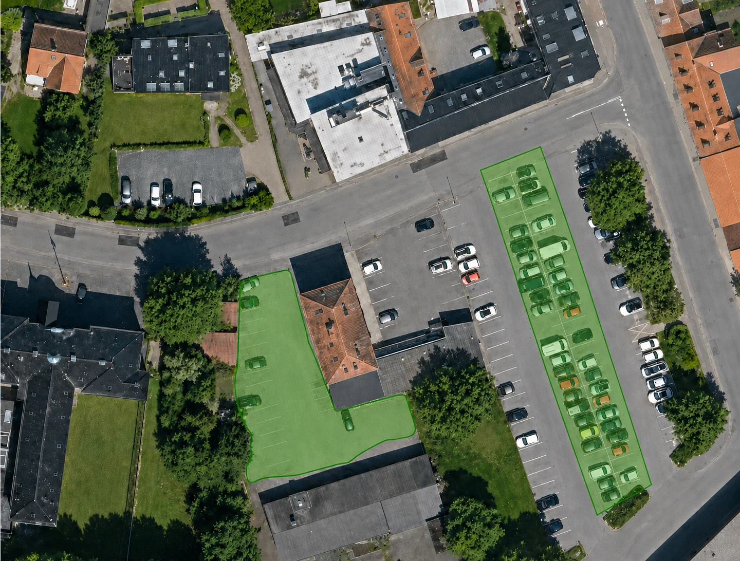 Luftfoto ved Aktivt Velvære med grønne markeringer af områder med mulighed for gratis parkering