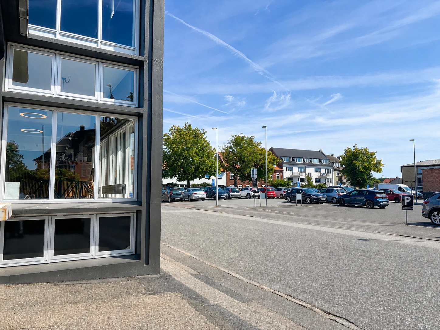 Den offentlige parkeringsplads set fra Aktivt Velvære